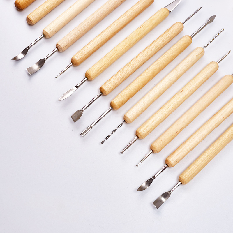 Set mit Werkzeugen für Bildhauerei und Polymerton